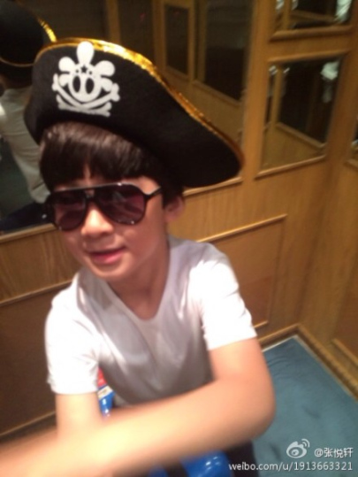 天天戴海盗帽墨镜遮面网友大呼“小男神”(图)