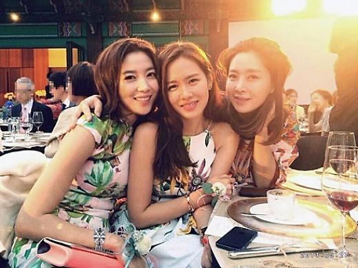 严智苑婚礼众星云集孙艺珍宋允儿争奇斗艳(图)