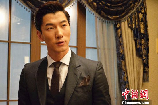 张亮客串韩剧《Doctor异乡人》扮神秘人(组图)