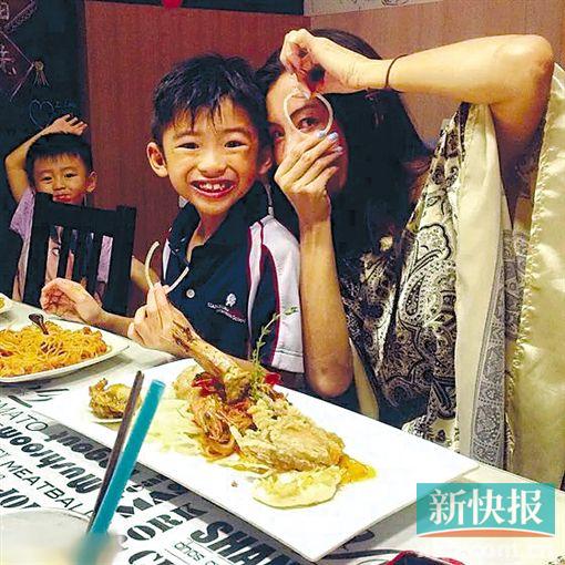 张柏芝带儿子享受美食拿洋葱搞怪自拍(图)