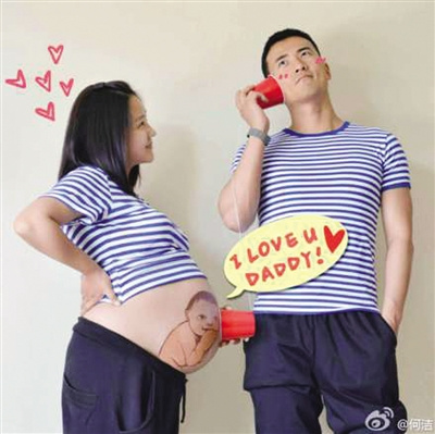 何洁晒逗趣孕照网友预测:要生双胞胎?(图)