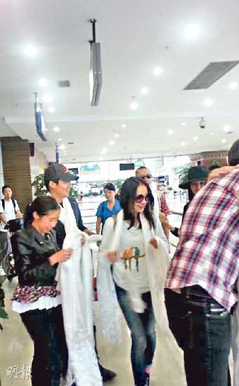 周迅携男友赴云南祈福疑好事将近(图)