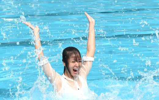 林心如泳池兴奋玩游戏怕湿身走光忙更衣(图)