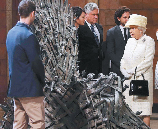 英女王参观《冰与火之歌》场景未坐“铁王座”(图)