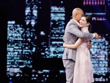 谢娜乐嘉节目频繁相拥网友:这事儿别告诉张杰