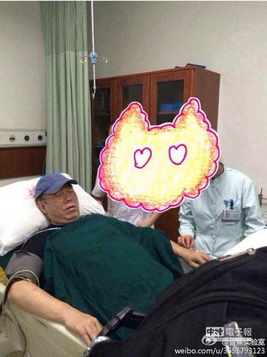 陈凯歌被送医照片曝光工作人员:因疲劳生病(图)