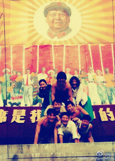 姜文裸上身玩“叠罗汉”旧照曝光笑容灿烂(图)