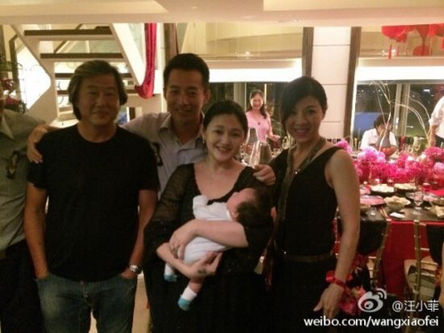 汪小菲晒庆生照大S抱女儿显温馨(图)