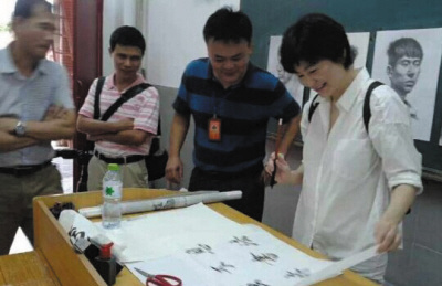 林青霞素颜为中学生演讲秀书法作品刚劲有力(图)