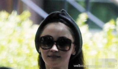 姚笛约好友按摩秀美腿露出久违笑容(图)