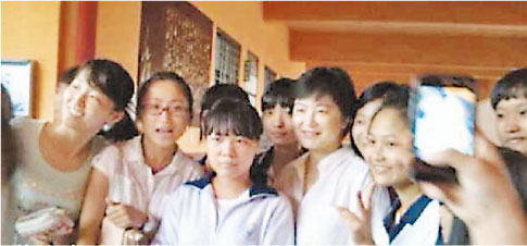 林青霞素颜为中学生演讲穿白衣文艺气息十足(图)