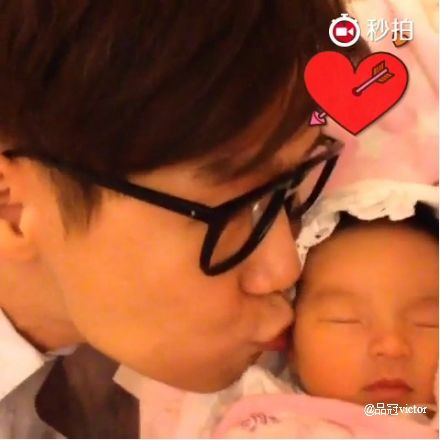 品冠晒女儿出生9天正面照:这是我的小情人(图)