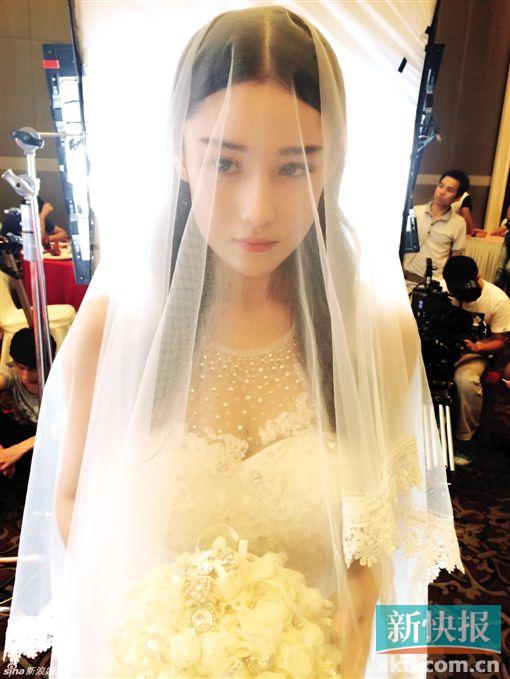 张馨予穿婚纱表情羞涩傲人上围抢镜(图)