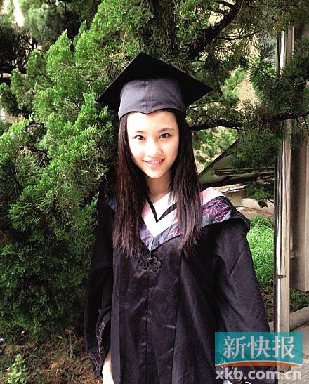 新“谋女郎”张慧雯穿学士服出镜笑容甜美(图)