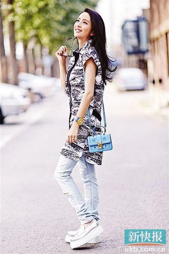 佟丽娅街拍照曝光造型甜美亲切(图)