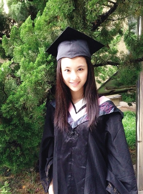 新“谋女郎”张慧雯穿学士服清纯迷人(图)