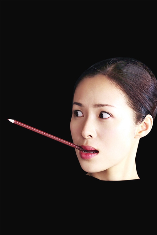 江一燕拍“鬼脸照”嘴叼“铅笔”搞怪(图)