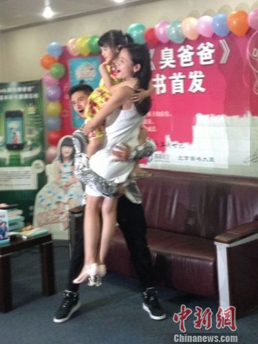 田亮感谢妻子多年付出森碟:爸爸喜欢亲妈妈(图)