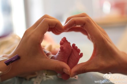王力宏娇妻提前诞下女儿爱女脚丫照曝光(图)