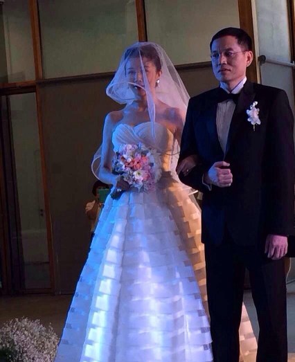 孙菲菲大婚嫁it高管 男方落泪新娘为其拭泪(图)(3)-中新网