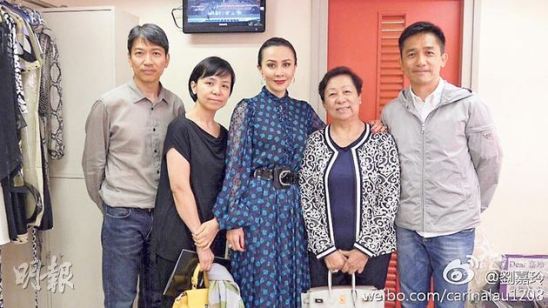 刘嘉玲晒与婆婆亲密照力证婆媳关系和谐(图)