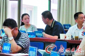 陈红素颜现身清华学习经管与同学热情聊天(图)