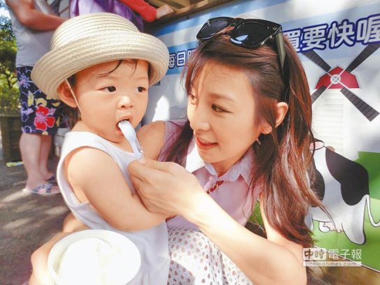 台女星因女儿被骂丑泣不成声:每个孩子都是天使