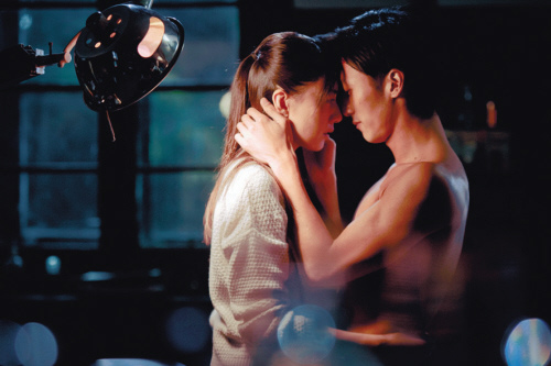 谢霆锋高圆圆浪漫剧照曝光男方大秀人鱼线(图)