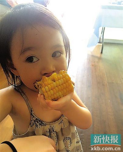 李小鹏办派对妻子穿比基尼现身爱女大吃玉米(图)