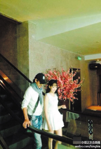网曝吴秀波夜会神秘女经纪人回应:非本人(图)