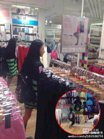 张柏芝为儿子挑选衣服Lucas贴心帮妈妈提包(图)