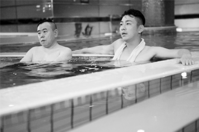 潘长江“全裸”拍戏网友:立秋了小心着凉(图)