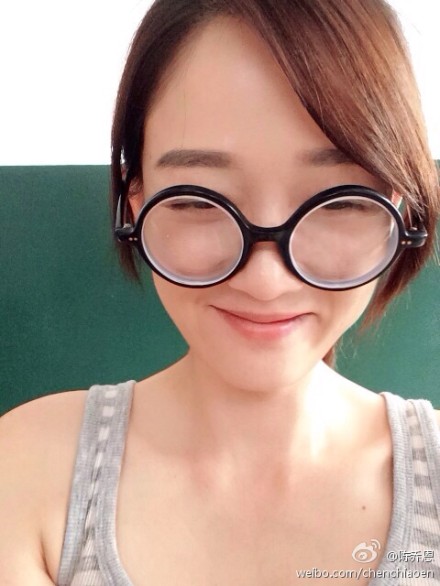 陈乔恩戴大眼镜自拍造型夸张模样搞笑图