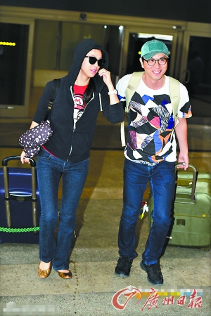 ��ΨЯ�����������˷ܶԾ�ͷ��Ц��ͼ��