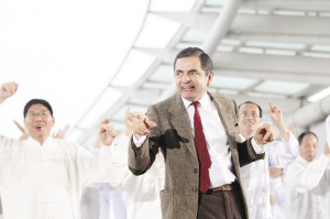 憨豆先生来华行程神秘与大妈广场共舞(图)