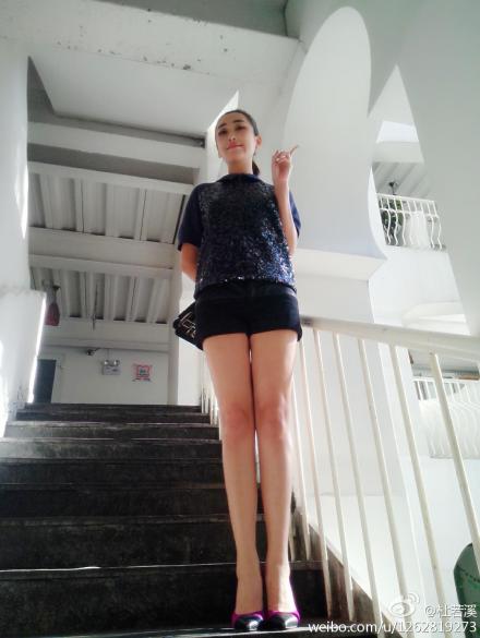 严屹宽娇妻晒美腿照穿热裤长腿白皙图