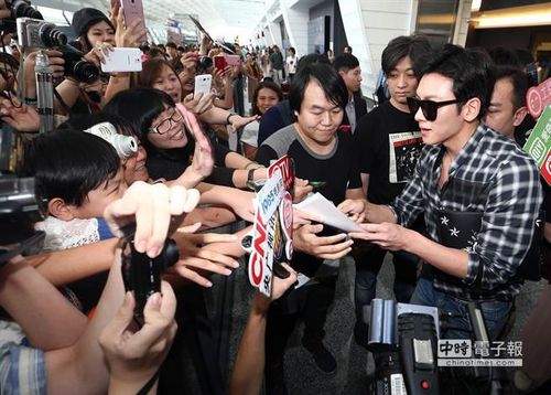 韩星池昌旭抵台遭围观大方为粉丝签名(图)