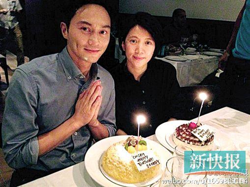 张智霖庆生与袁咏仪秀恩爱两人相依气氛温馨(图)