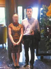 李亚鹏现身成都心情好看望救治唇裂儿童(图)