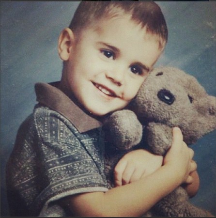 贾斯汀比伯晒童年照抱玩具熊天真可爱图