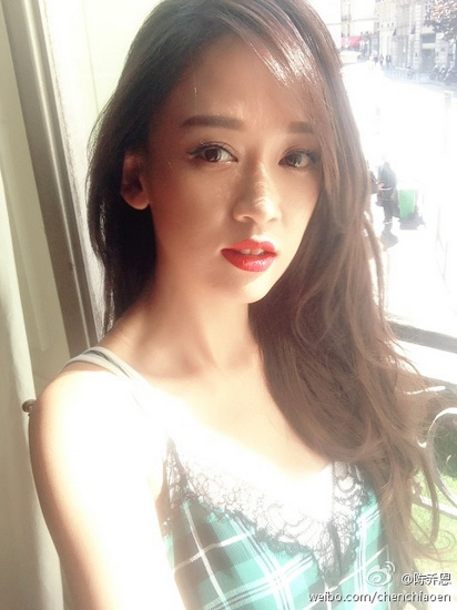 ���Ƕ�Ϳ�촽����������ͷ����ɢ���ԸУ�ͼ��