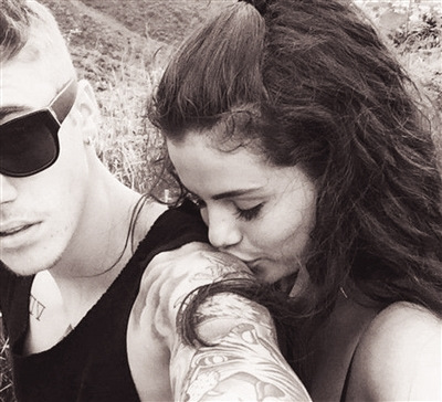 贾斯汀比伯晒与女友恩爱照赛琳娜表情陶醉