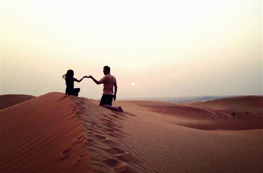 ��������Ů���εϰ����̻������������뾵��ͼ��