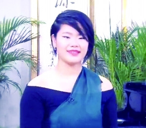 �ϸ�����Ů�ع�һ˫�������븸�����ƣ�ͼ��