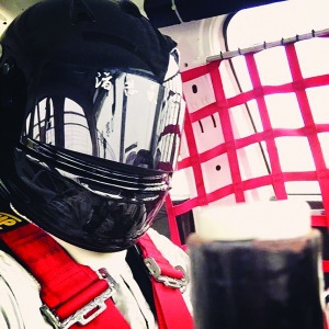 韩寒晒戴头盔“开工”照网友调侃要开挖掘机(图)