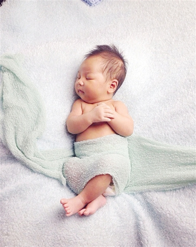 胡可晒二胎熟睡照双手聚拢表情安详(图)