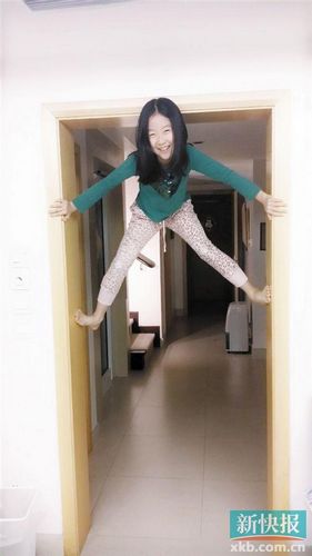 章子怡侄女爬门框搞怪获姑姑赞“女神”(图)