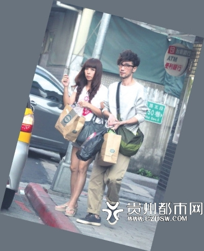 周传雄与妻子逛超市因胃病体型消瘦（图）