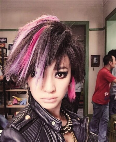 李小冉晒烟熏妆雷人照变杀马特海盗图