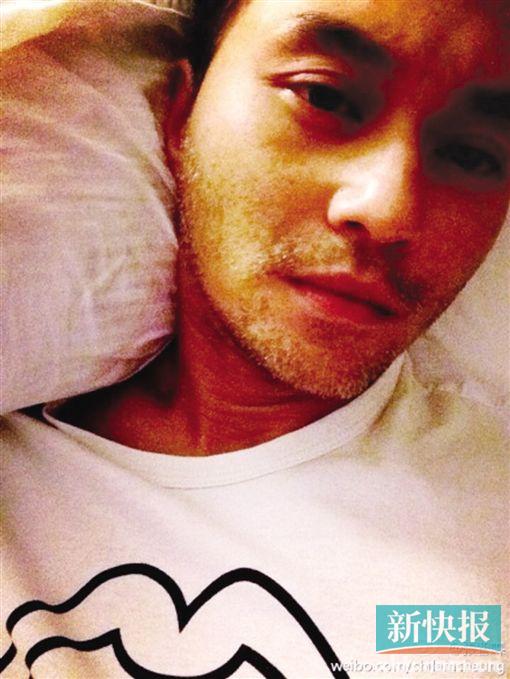 张智霖变身变颓废大叔满脸胡茬躺床上自拍图